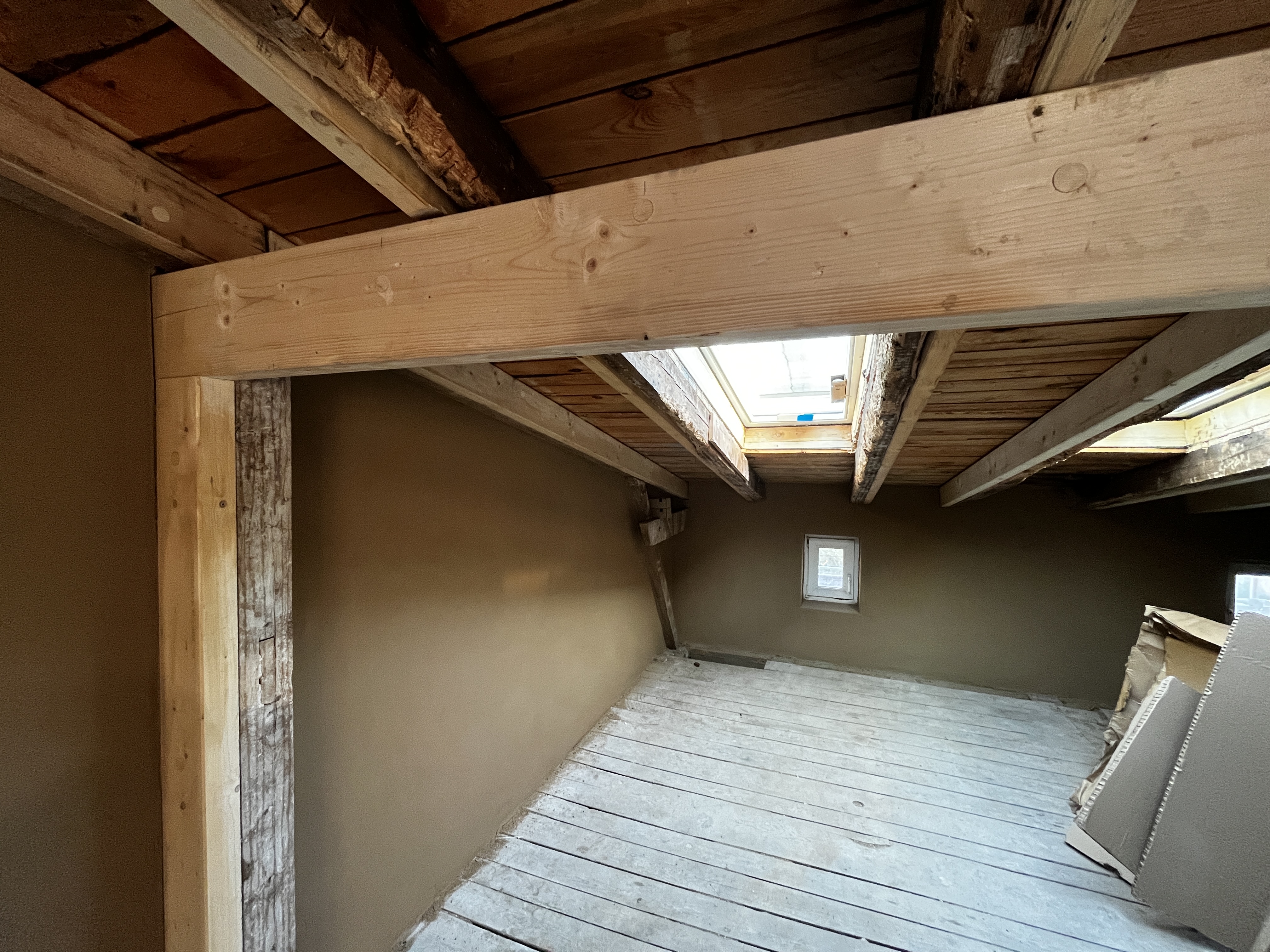 Vorgefertigte, nummerierte Holzbauteile in der Werkstatt von Vera Construction